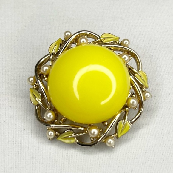 Vintage Jewelry - Vintage Wreath Brooch Yellow Jelly Center Enamel Leaves & Faux Pearls Gold Tone